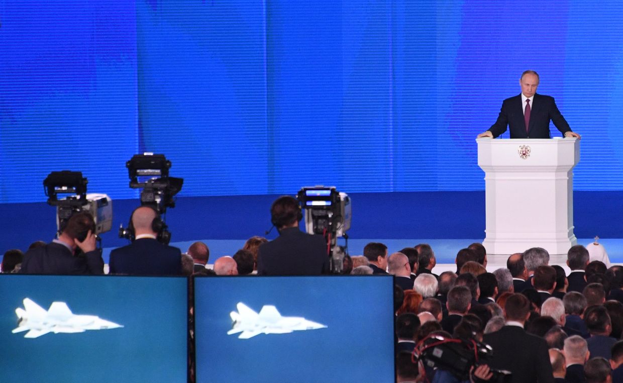 Президент РФ Владимир Путин выступает с ежегодным посланием Федеральному Собранию в ЦВЗ Манеж