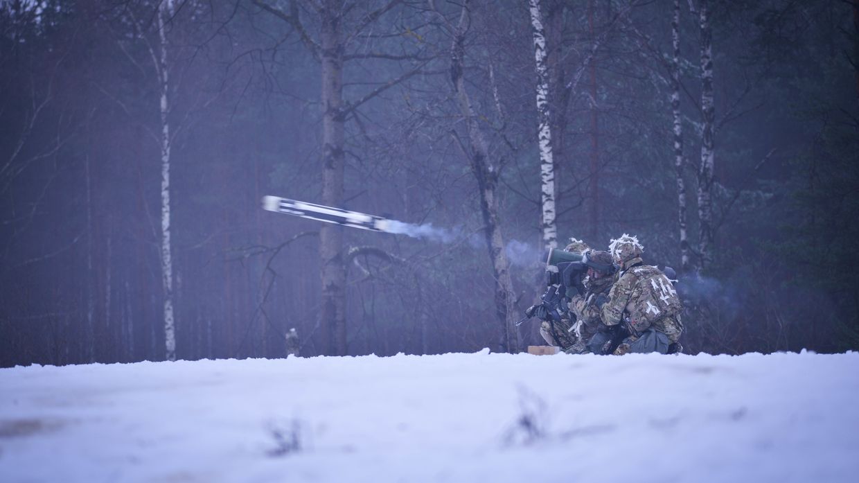 Американские военные производят выстрел из противотанкового ракетного комплекса (ПТРК) Javelin