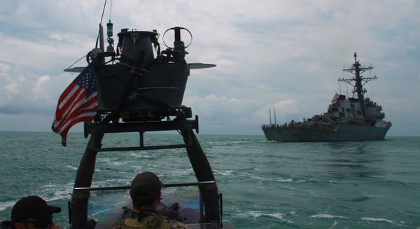 Эсминец ВМС США USS Carney во время учений в Черном море Эсминец ВМС США USS Carney во время учений в Черном море