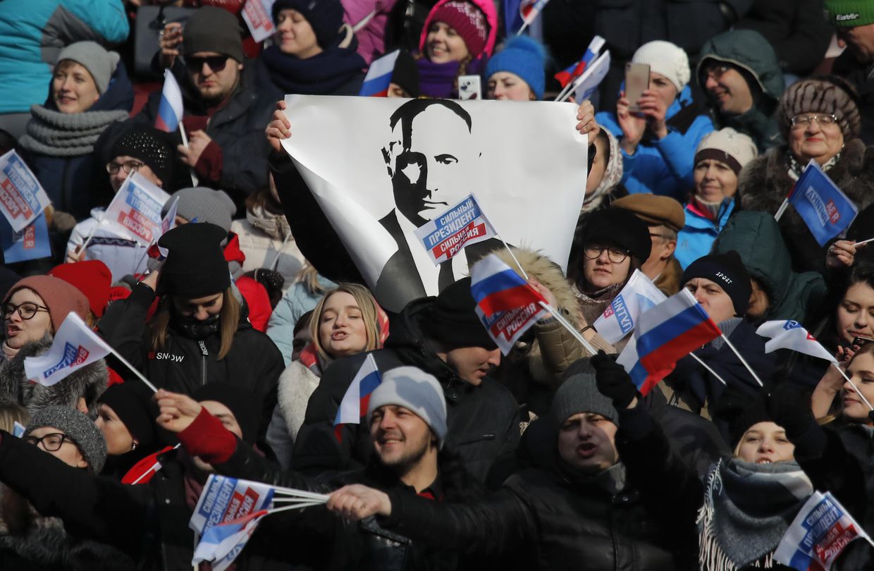 Участники митинга в поддержку кандидата в президенты РФ Владимира Путина «За сильную Россию!»