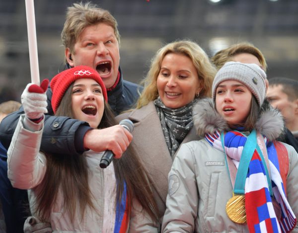 Фигуристки Евгений Медведева и Алина Загитова, спортивный комментатор Дмитрий Губерниеви и тренер Этери Тутберидзе на митинге За сильную Россию! в поддержку кандидата в президенты РФ Владимира Путина на стадионе Лужники