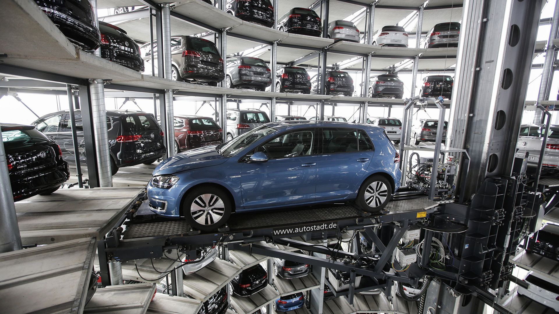 Башня доставки автомобилей на заводе немецкого автопроизводителя Volkswagen в Вольфсбурге, Германия - ИноСМИ, 1920, 28.10.2024