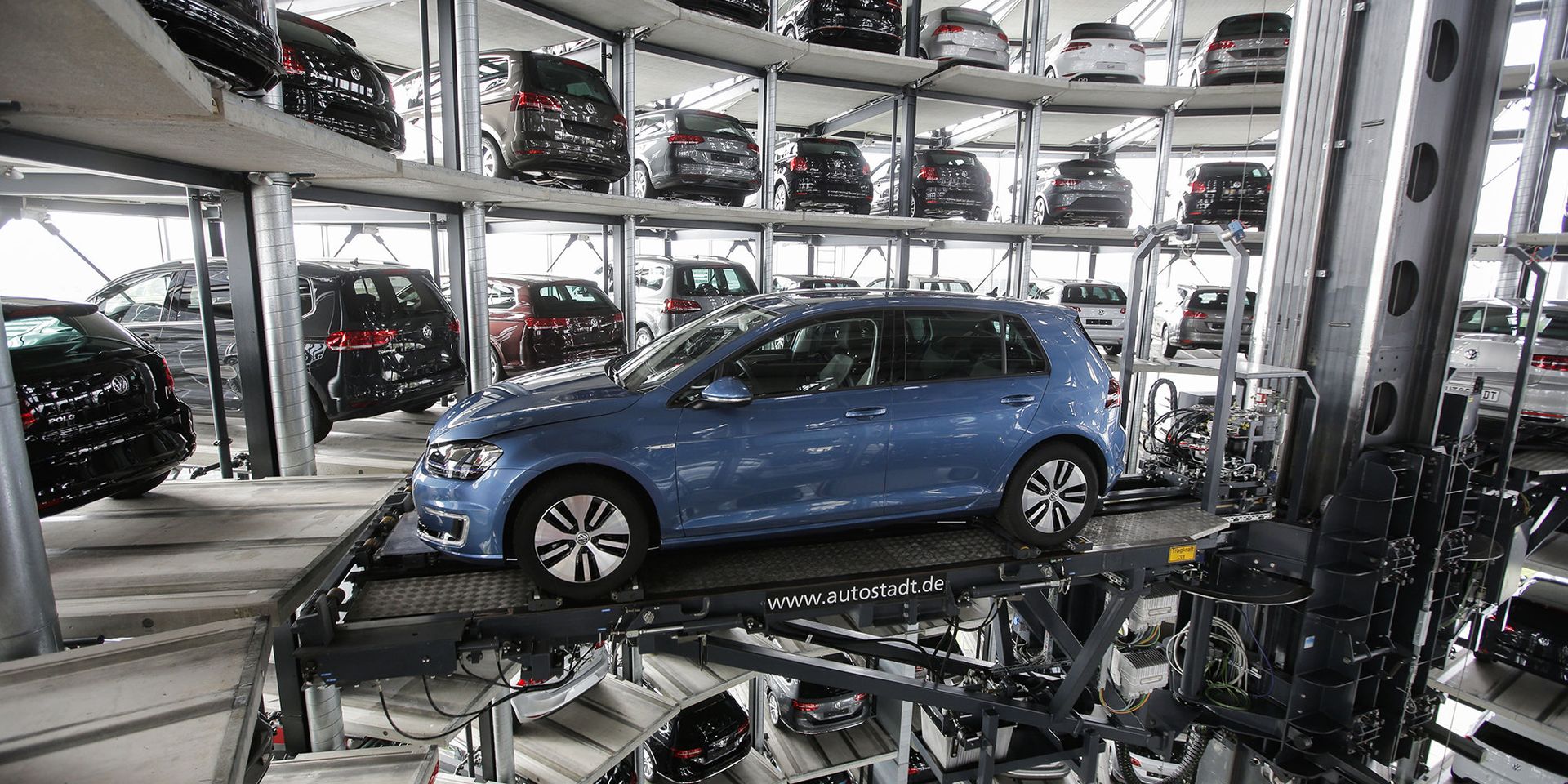 Башня доставки автомобилей на заводе немецкого автопроизводителя Volkswagen в Вольфсбурге, Германия - ИноСМИ, 1920, 27.06.2026