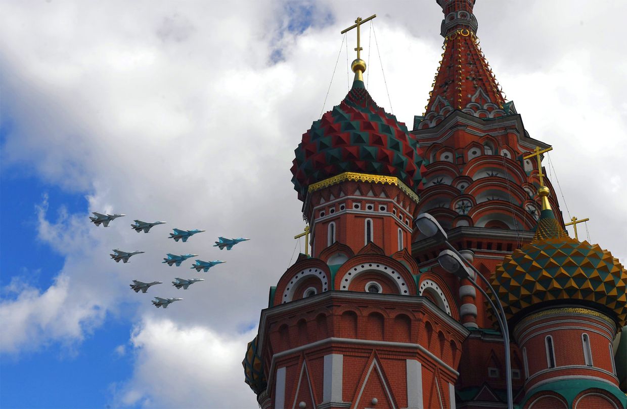 Истребители Су-35, Су-27 и Су-34 пролетают над Красной площадью во время репетиции воздушной части Парада Победы