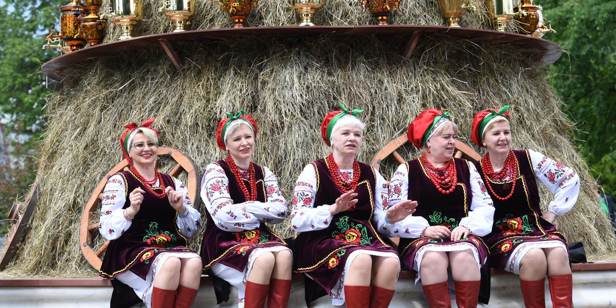 Женщины в национальных костюмах на празднике русского гостеприимства СамоварФест