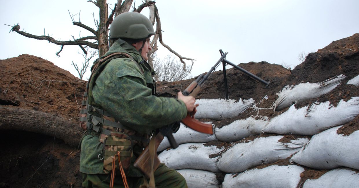 Боец ополчения ДНР на позиции у линии соприкосновения с украинскими силовиками Боец ополчения ДНР на позиции у линии соприкосновения с украинскими силовиками