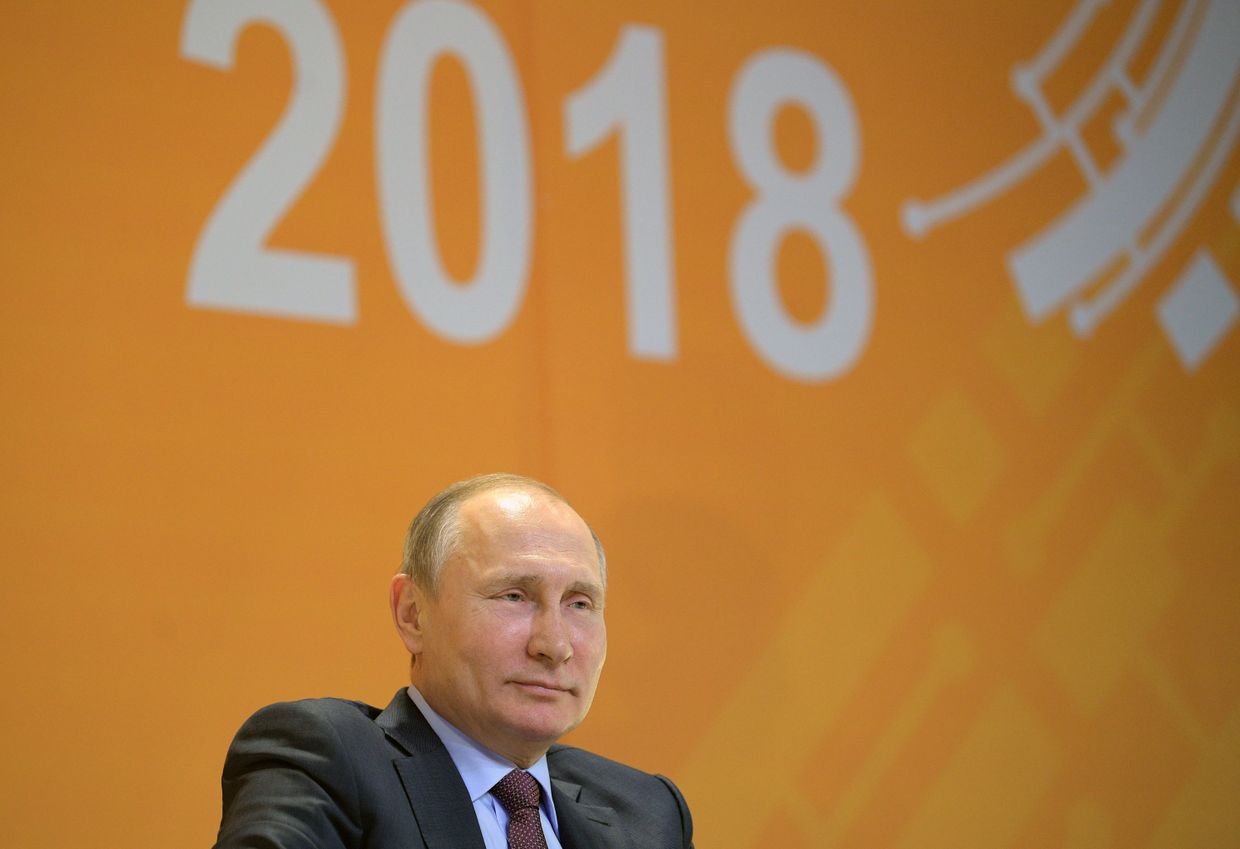 Владимир Путин во время участия в VI Всероссийском форуме рабочей молодежи в ходе рабочей поездки в Свердловскую область. 6 марта 2018