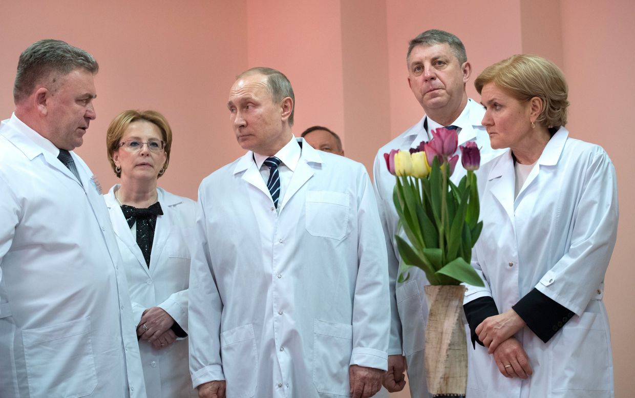 Президент РФ Владимир Путин во время осмотра нового перинатального центра городской больницы №1 в Брянске. 8 марта 2017
