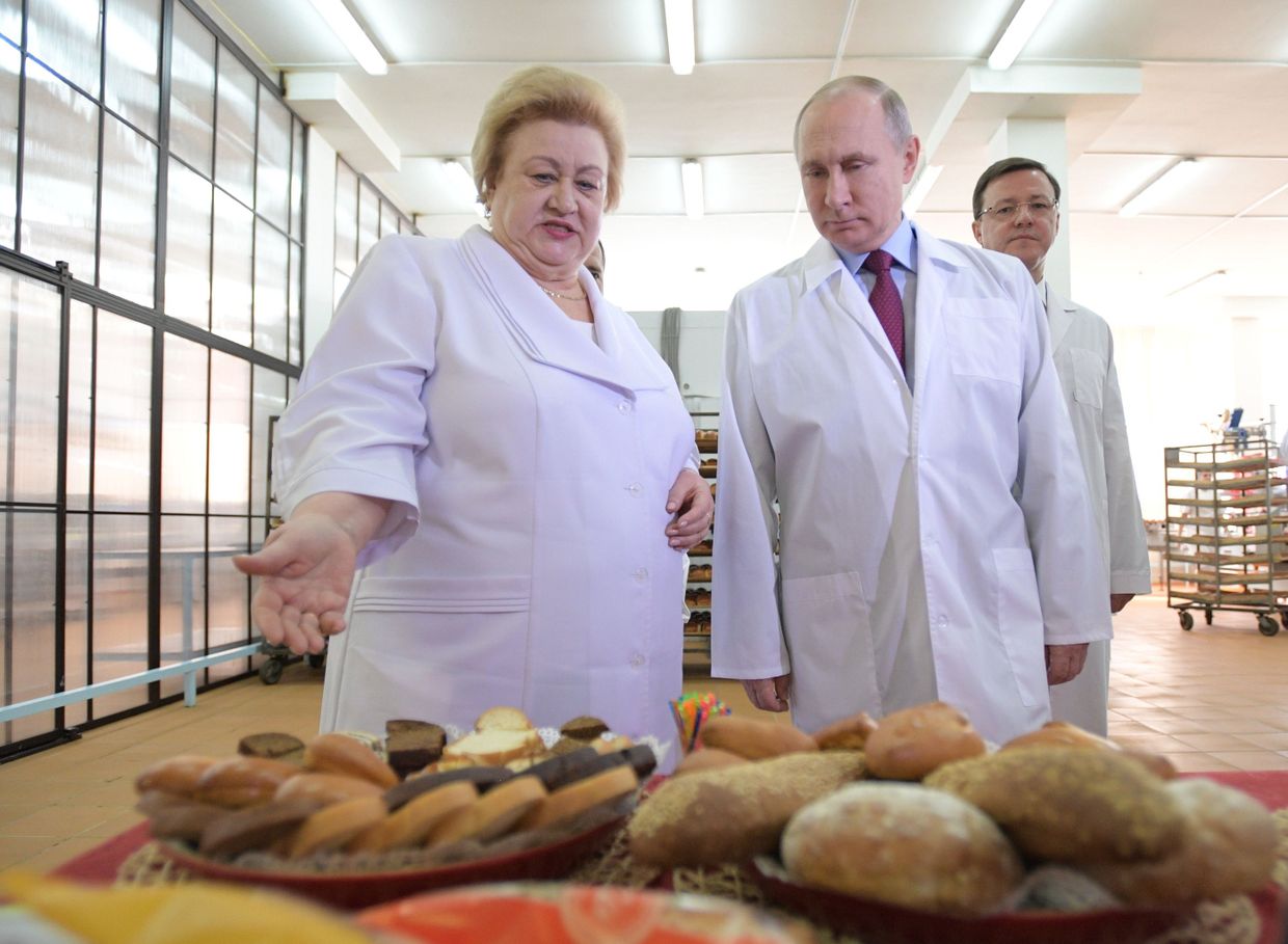 Президент РФ Владимир Путин во время посещения Самарского булочно-кондитерского комбината. 7 марта 2018