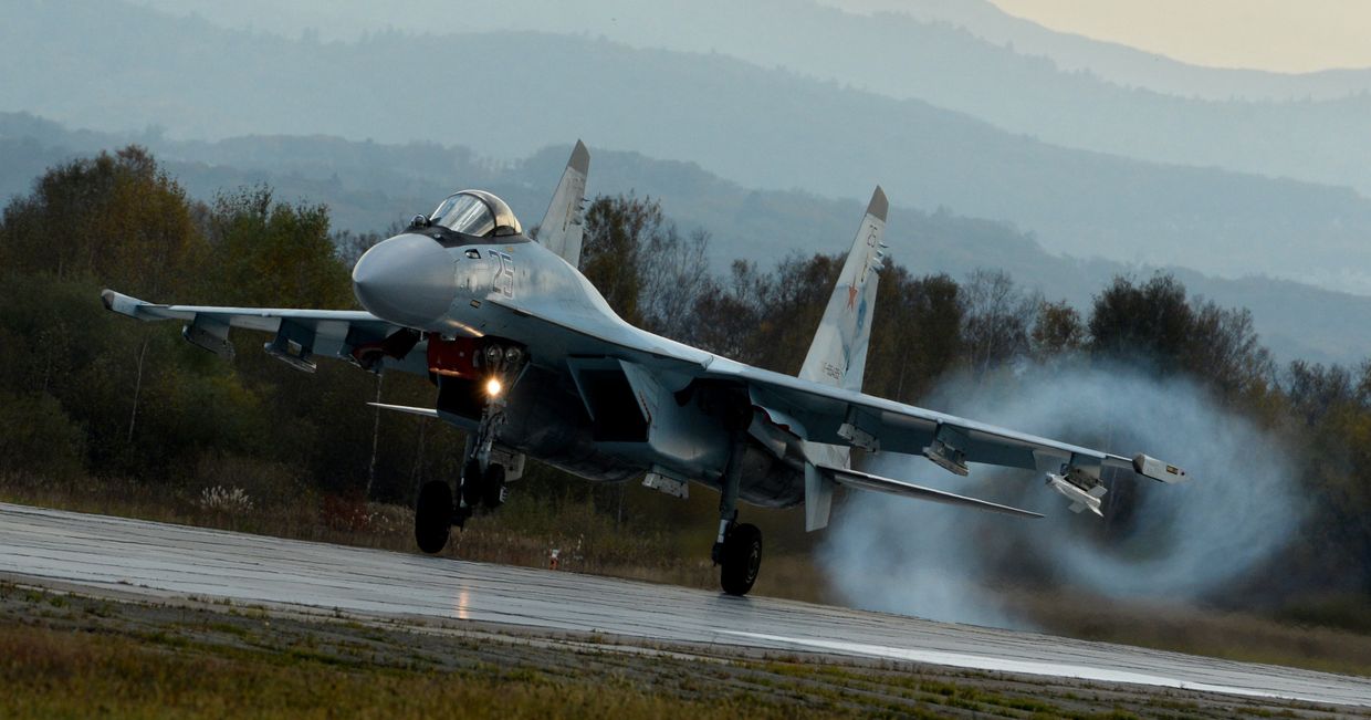 Истребитель Су-35С во время летно-тактических учений Истребитель Су-35С во время летно-тактических учений