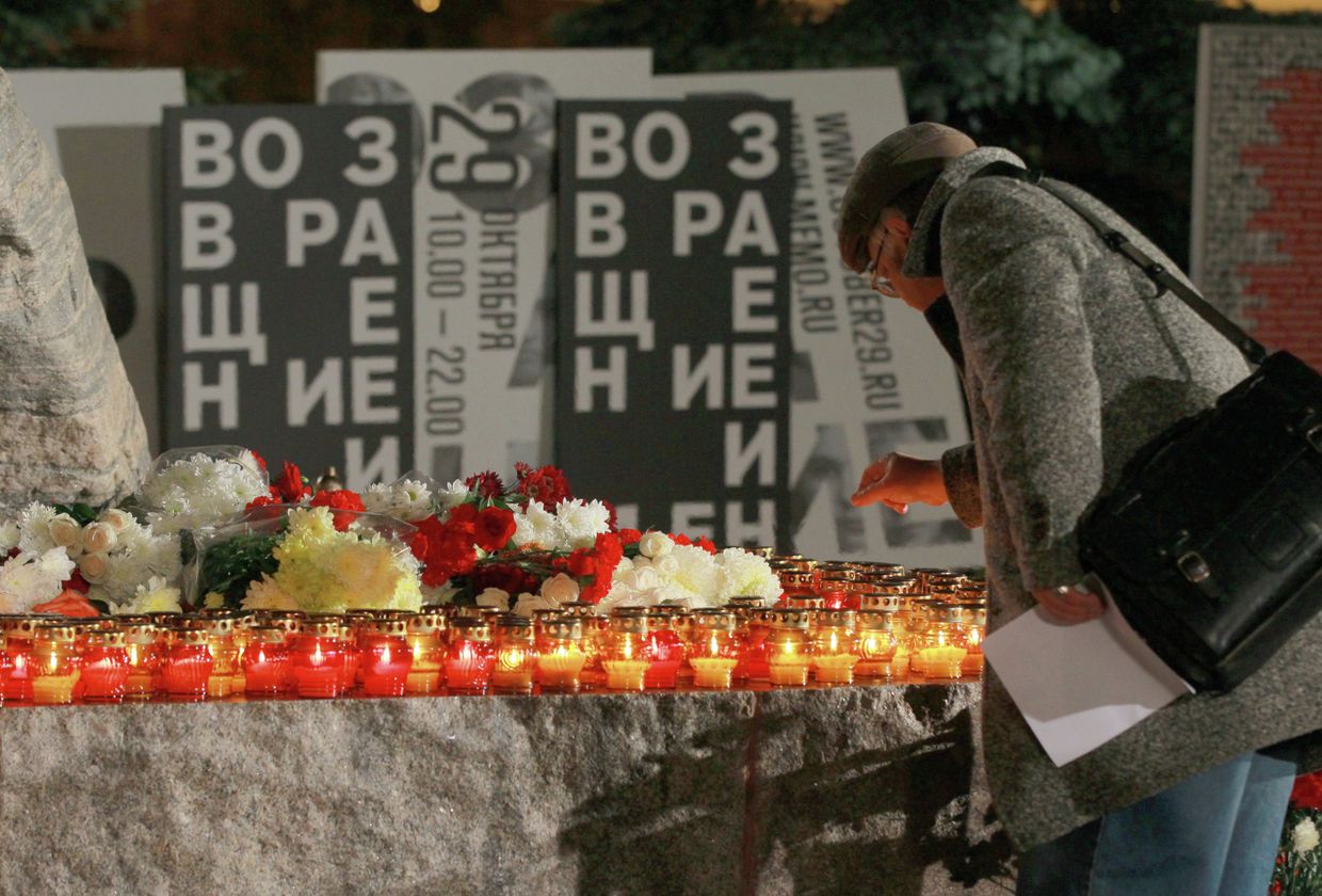 Акция Возвращение имен у Соловецкого камня в Москве