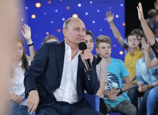  Владимир Путин во время Недетского разговора в образовательном центре для одаренных детей Сириус в Сочи. 21 июля 2017