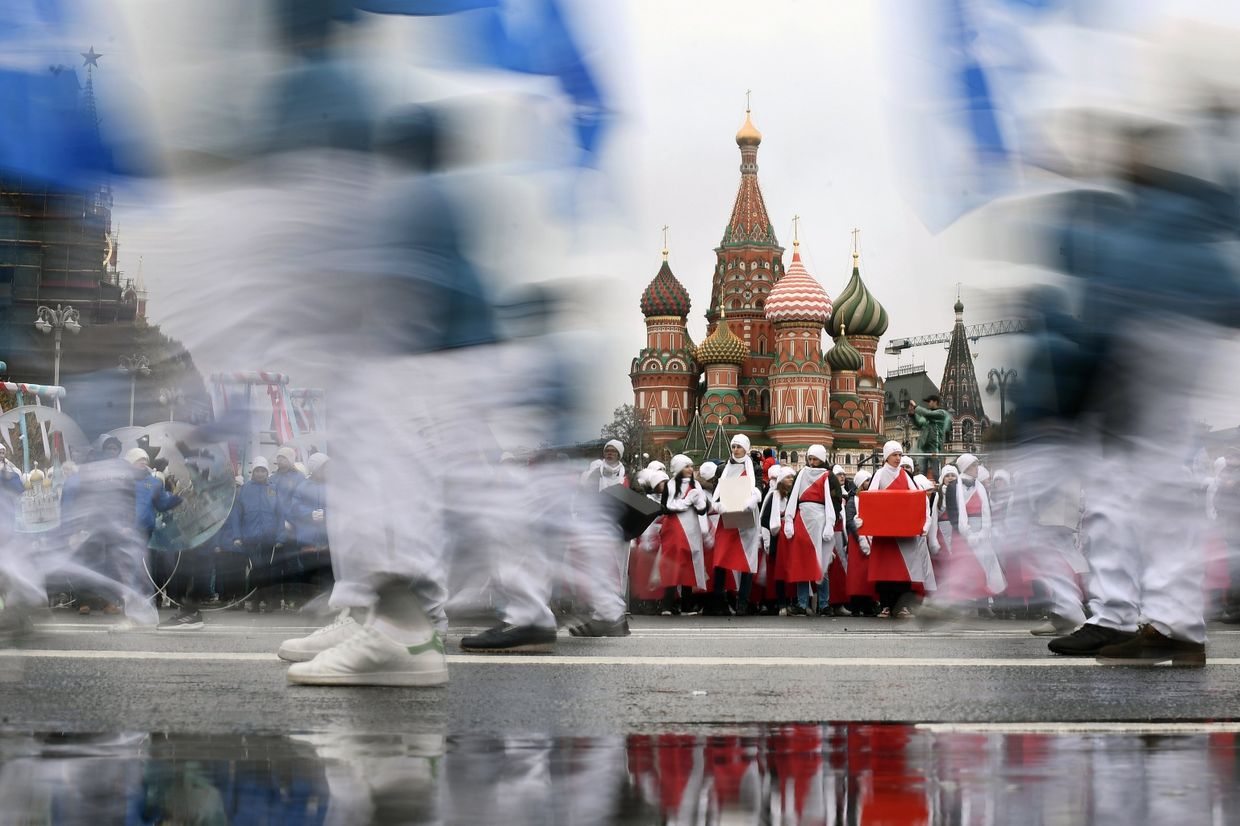 Участники карнавального шествия в Москве в рамках XIX Всемирного фестиваля молодежи и студентов. Участники карнавального шествия в Москве в рамках XIX Всемирного фестиваля молодежи и студентов.
