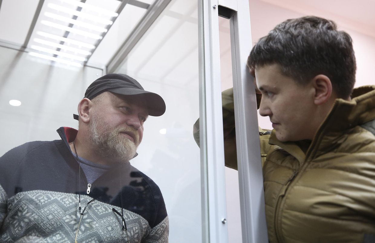 Народный депутат Надежда Савченко беседует с Владимиром Рубаном