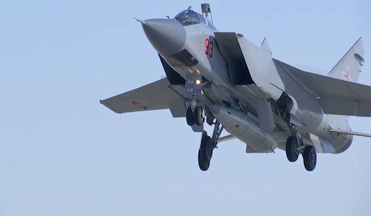МиГ-31 ВКС провел учебно-боевой пуск гиперзвуковой ракеты Кинжал