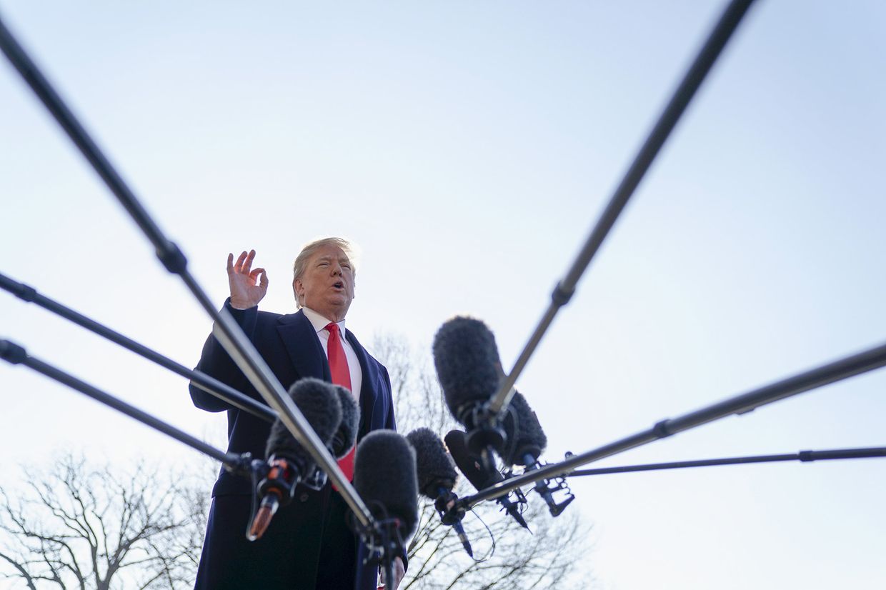 Президент США Дональд Трамп общается с журналистами