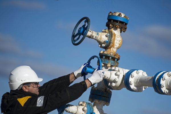 Рабочий на нефтяном месторождении