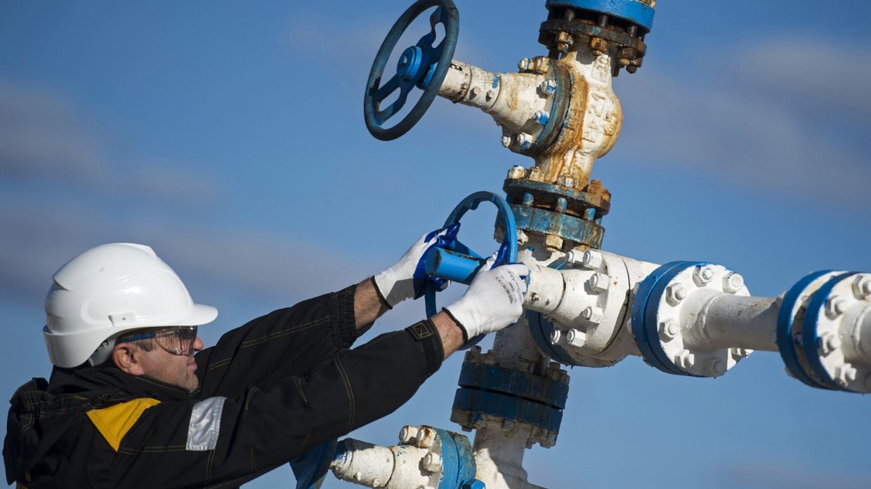 Рабочий на нефтяном месторождении