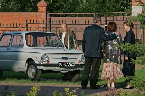 Президент России Владимир Путин демонстрирует Джорджу Бушу с женой «Запорожец» перед неформальным ужином президентов РФ и США