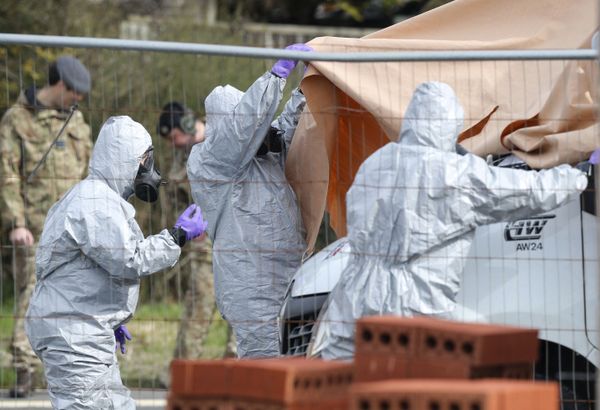 Британские военнослужащие во время следственных мероприятий