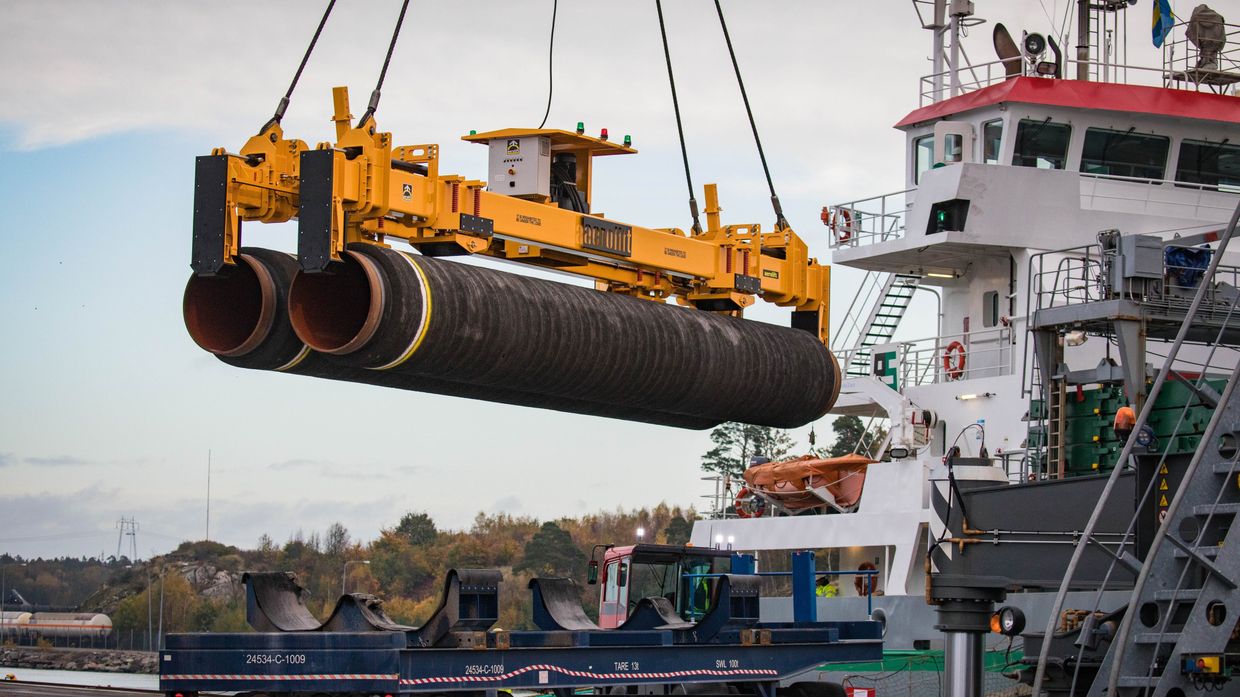 Погрузка труб для строительства газопровода Северный поток - 2 в порту Мукран, Германия
