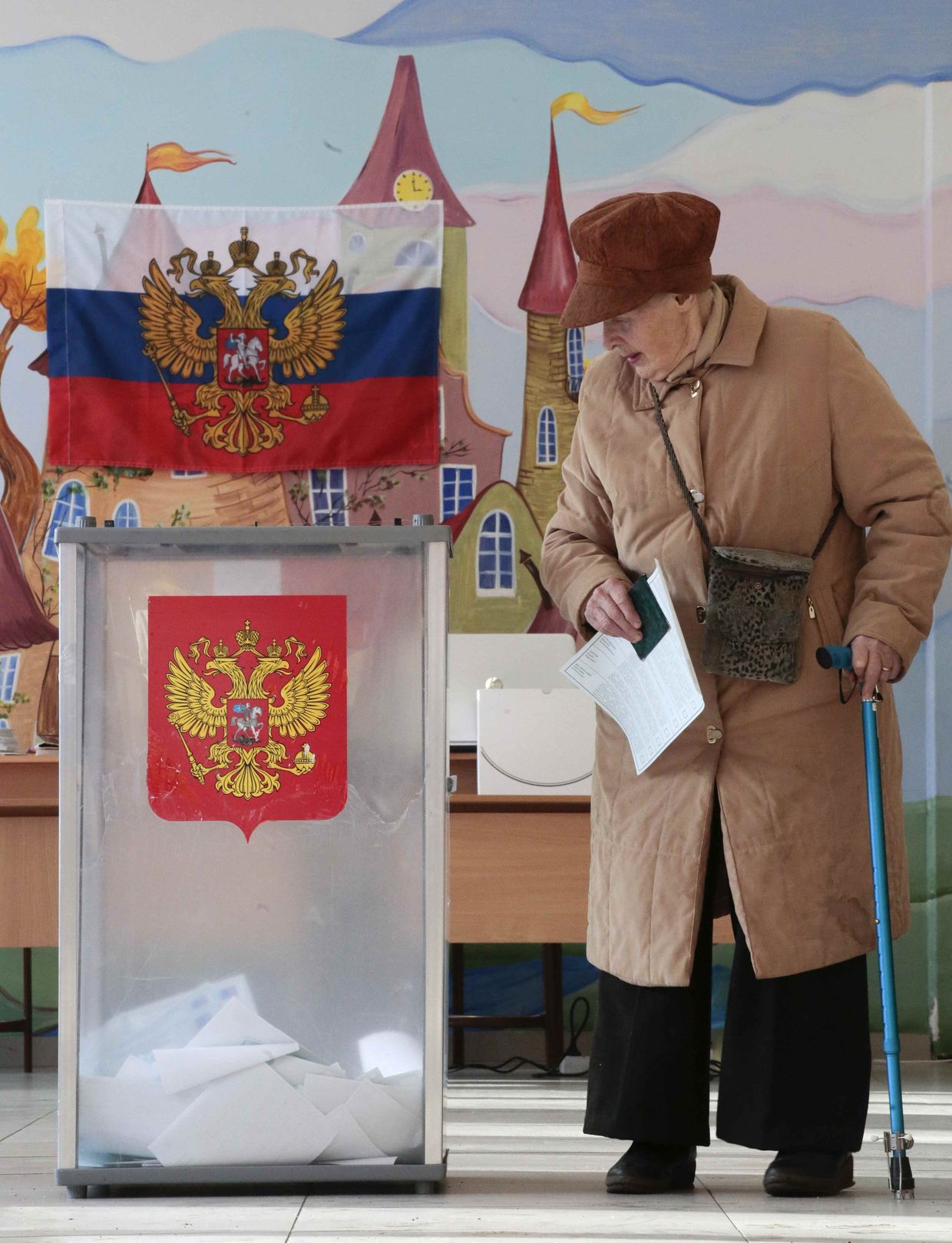 Пожилая женщина голосует на выборах президента РФ на избирательном участке в Санкт-Петербурге Пожилая женщина голосует на выборах президента РФ на избирательном участке в Санкт-Петербурге