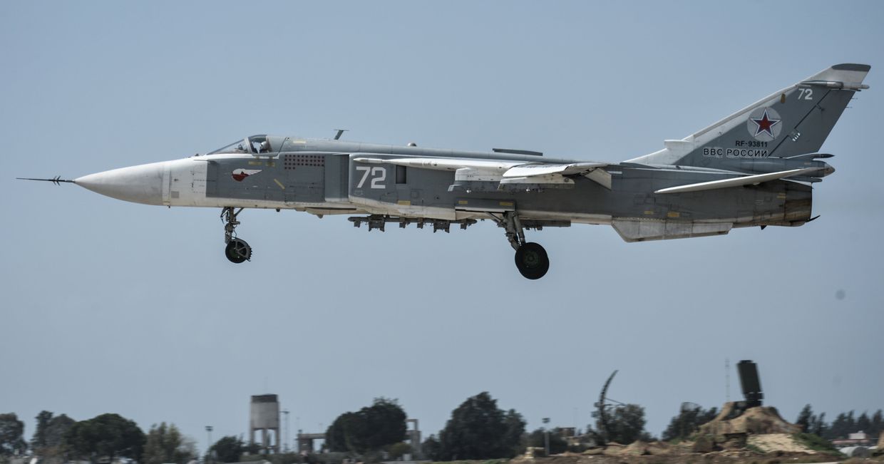 Российский фронтовой бомбардировщик Су-24 готовится к вылету с авиабазы Хмеймим