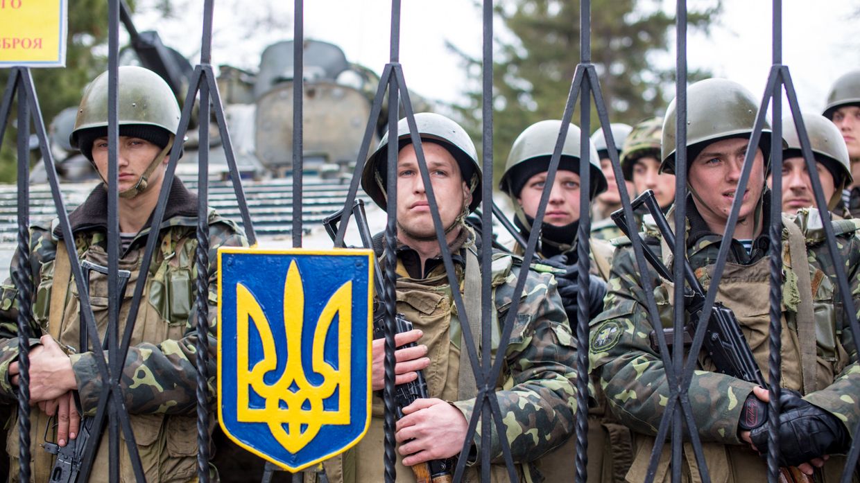 Украинские военные на территории военной базы в селе Перевальное недалеко от Симферополя