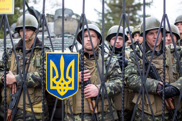 Украинские военные на территории военной базы в селе Перевальное недалеко от Симферополя