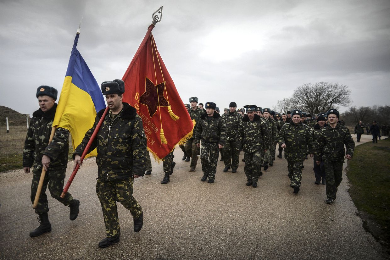 Переговоры украинских военных с представителями самообороны Севастополя на территории аэродрома Бельбек