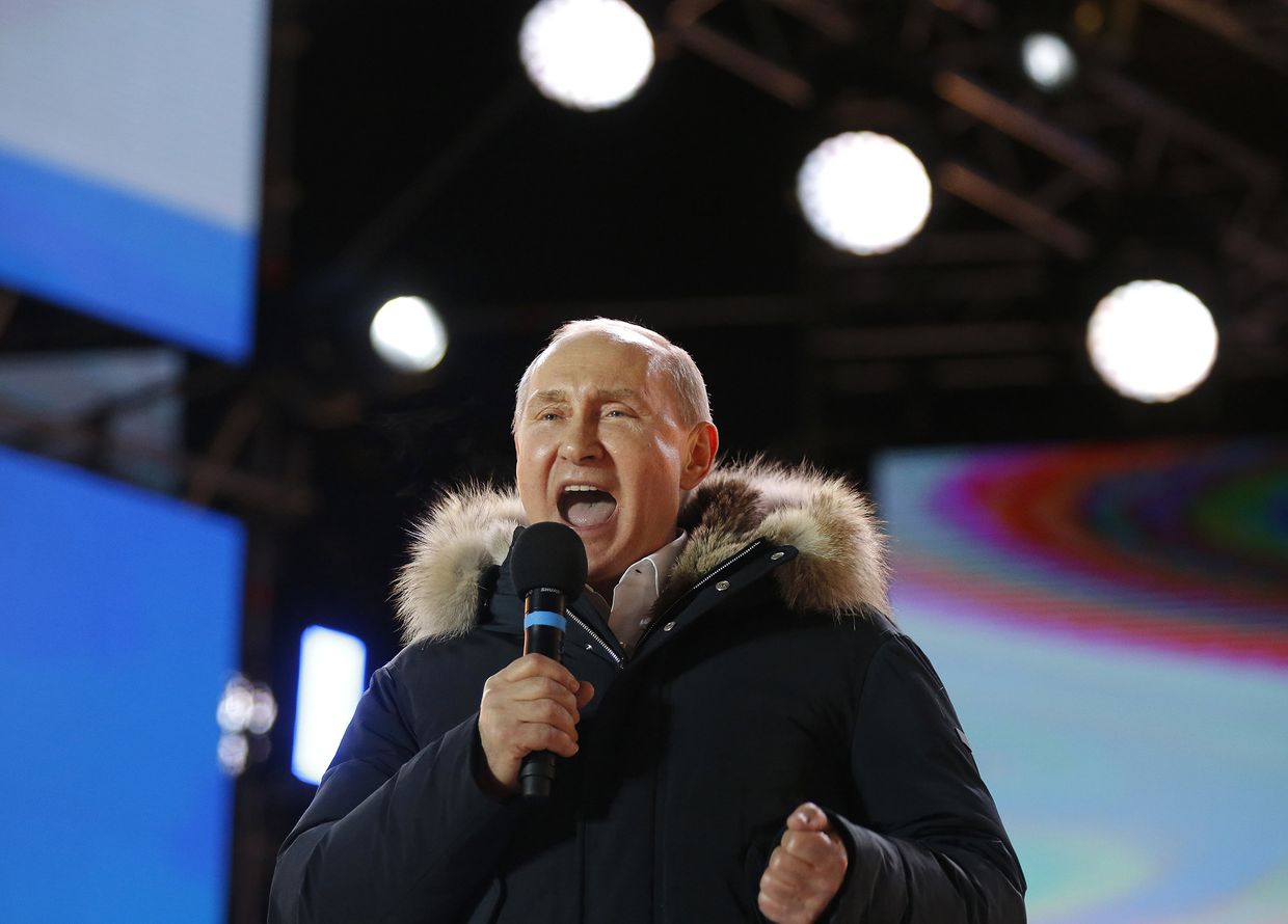 Президент России Владимир Путин во время митинга возле Кремля Президент России Владимир Путин во время митинга возле Кремля