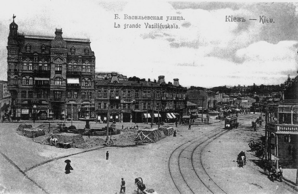 Караваевская площадь и Большая Васильковская улица в Киеве