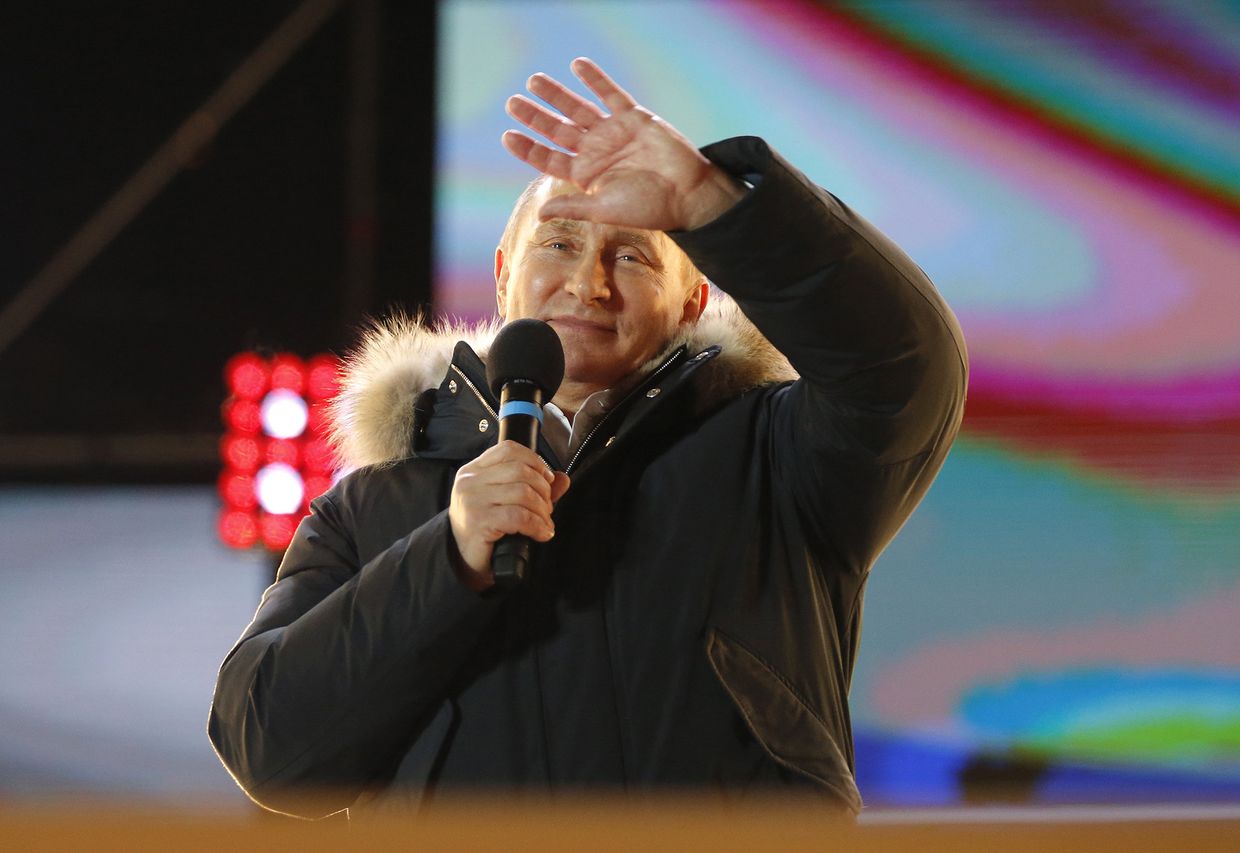 Президент России Владимир Путин во время митинга возле Кремля