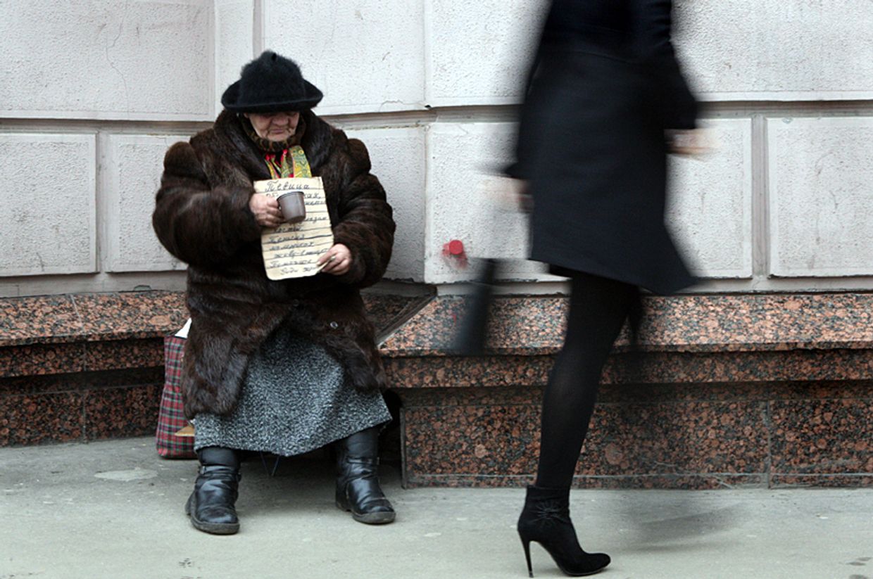 Женщина просит милостыню на одной из улиц Москвы Женщина просит милостыню на одной из улиц Москвы