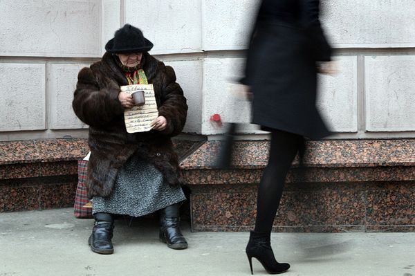 Женщина просит милостыню на одной из улиц Москвы