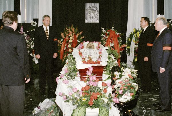 Виктор Черномырдин (справа) на похоронах лидера Круглого стола Бизнес России Ивана Кивелиди