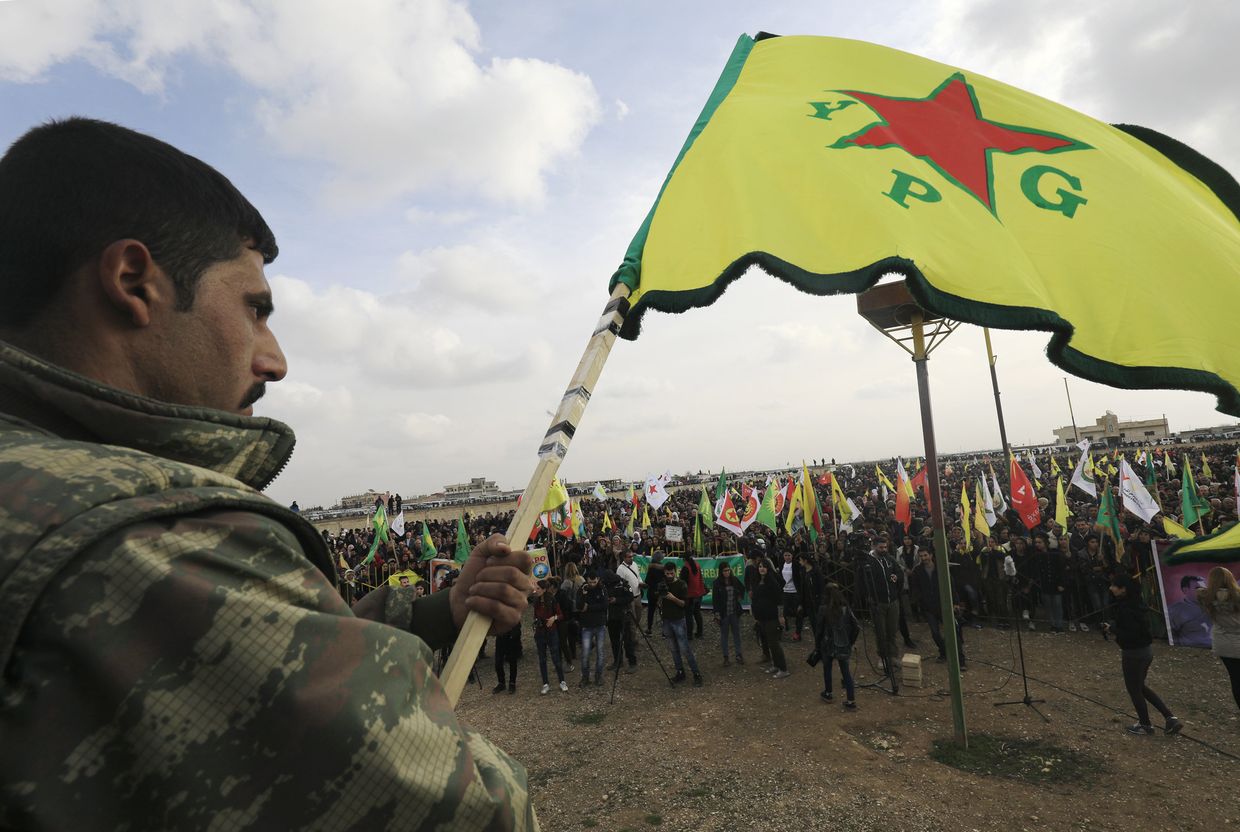 Член сил самообороны сирийских курдов (YPG) во время демонстрации в городе Амуда в Сирии