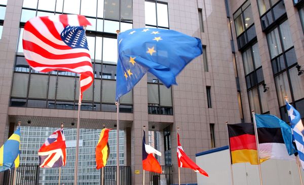 Флаги ЕС и США на здании Европейского парламента в Брюсселе 