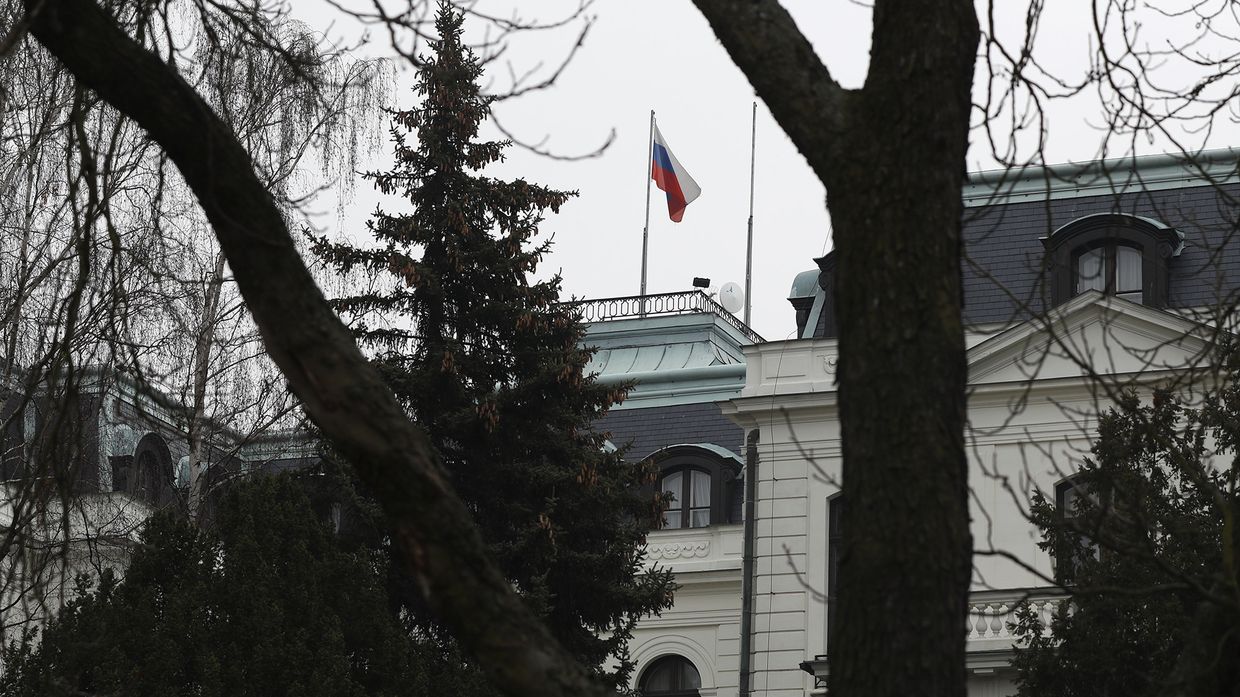 Российский флаг в посольстве России в Праге