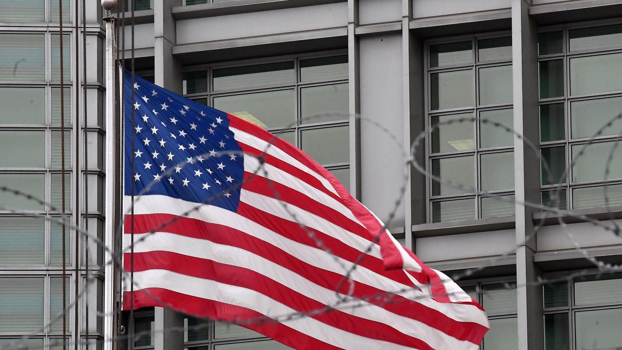США высылает российских дипломатов из страны