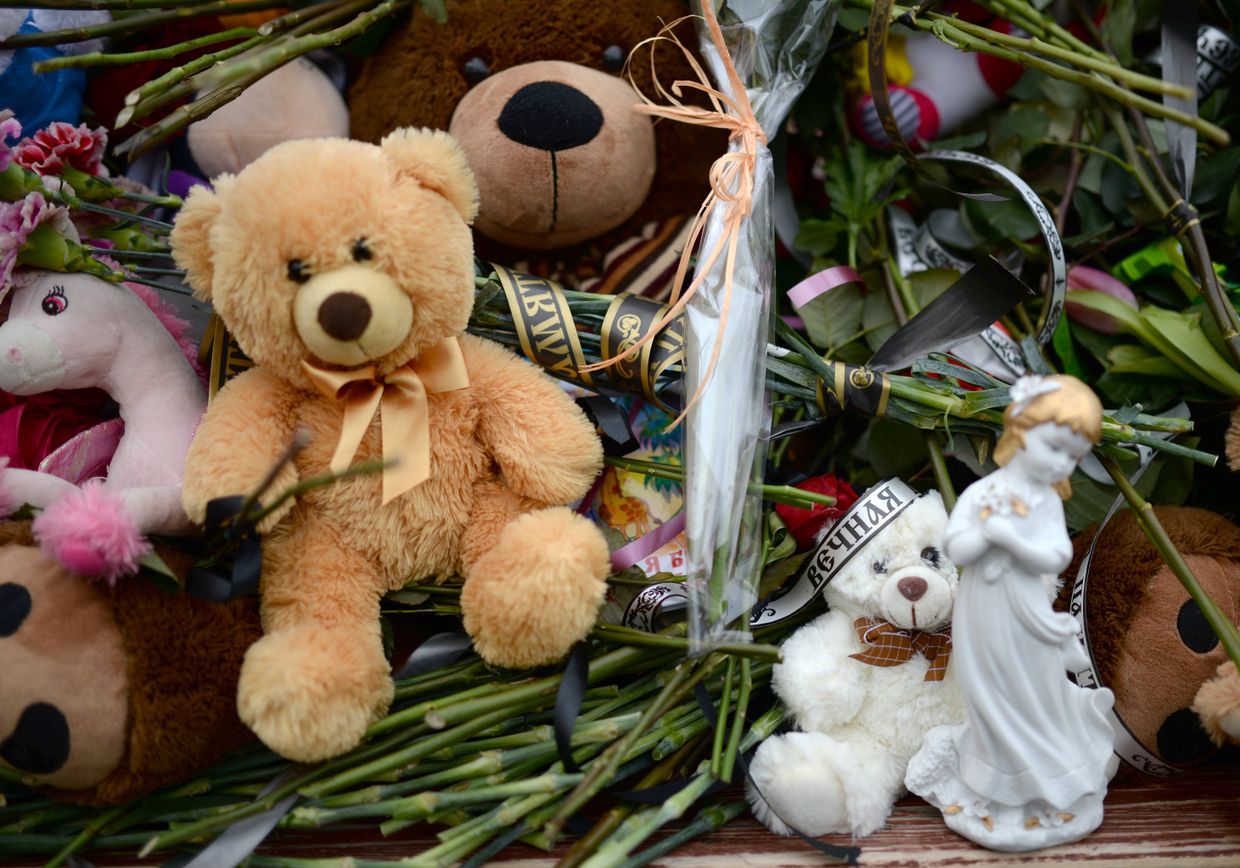 Цветы в память о погибших в ТЦ «Зимняя вишня»