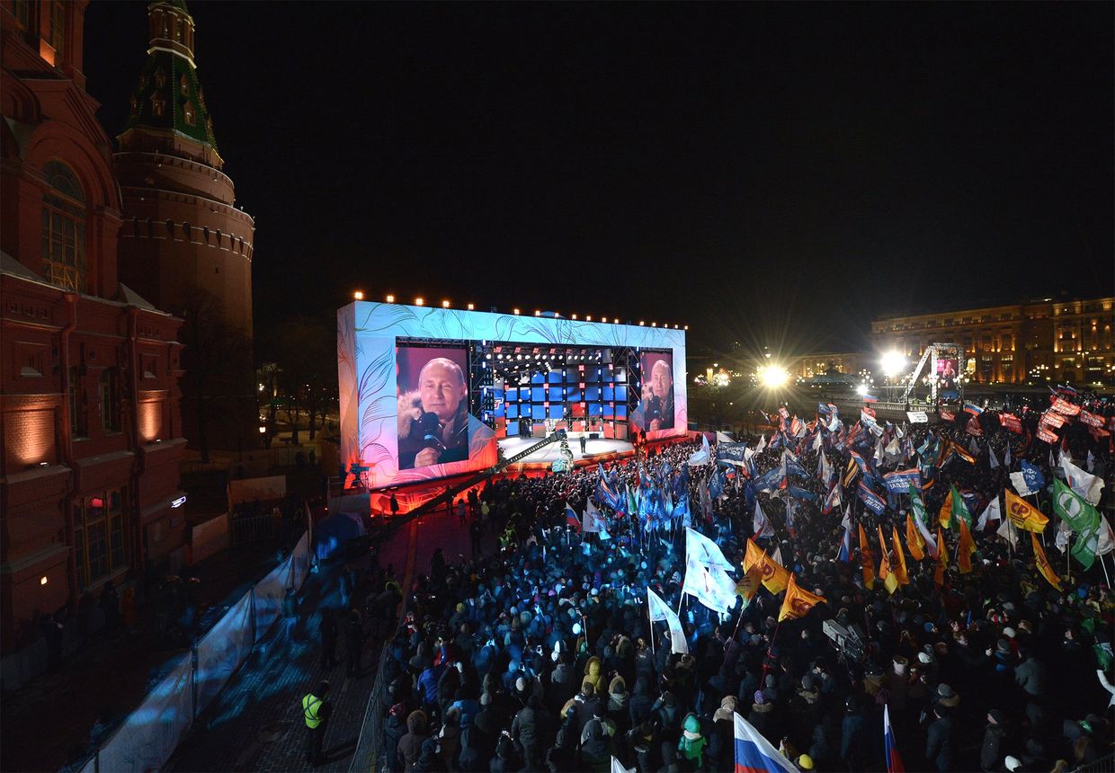 Владимир Путин на митинге-концерте на Манежной площади в Москве