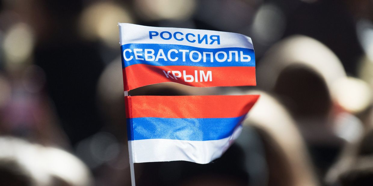 Триколор на митинге в Севастополе в честь годовщины воссоединения Крыма с Россией Триколор на митинге в Севастополе в честь годовщины воссоединения Крыма с Россией