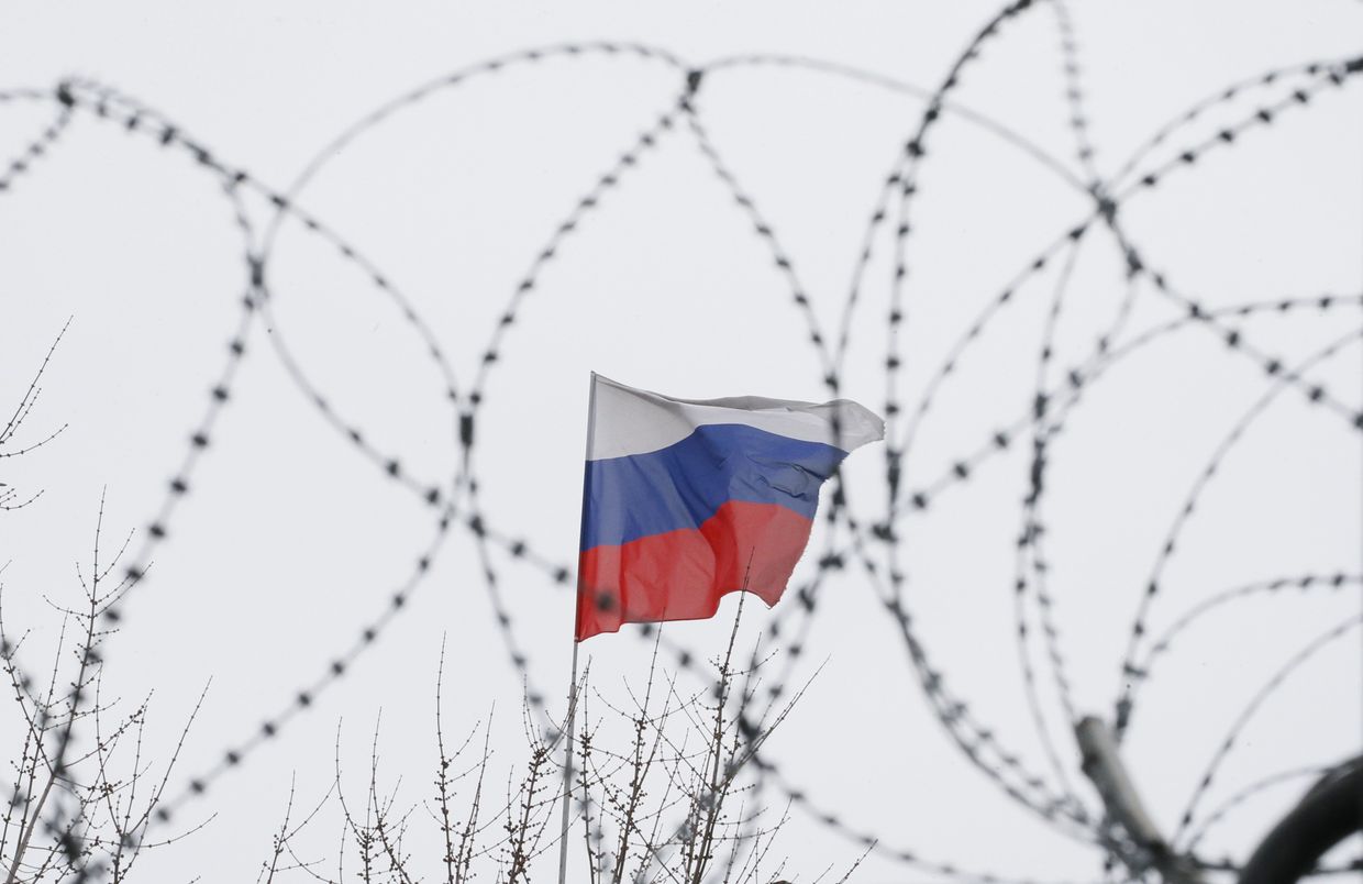 Флаг РФ на крыше российского посольства в Киеве