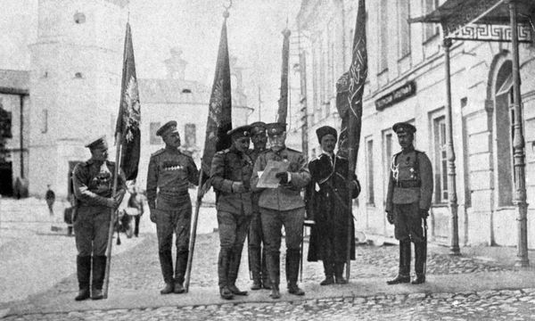 Солдаты держат знамена из крепости Эрзерум после ее взятия 3 (16) февраля 1916 года во время первой мировой войны Солдаты держат знамена из крепости Эрзерум после ее взятия 3 (16) февраля 1916 года во время первой мировой войны