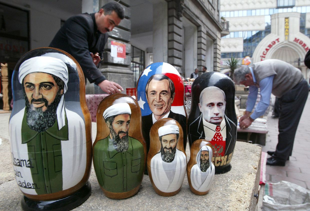 Сувениры в виде матрешек с изображениями Усамы Бен Ладена, Джорджа Буша и Владимира Путина в Баку