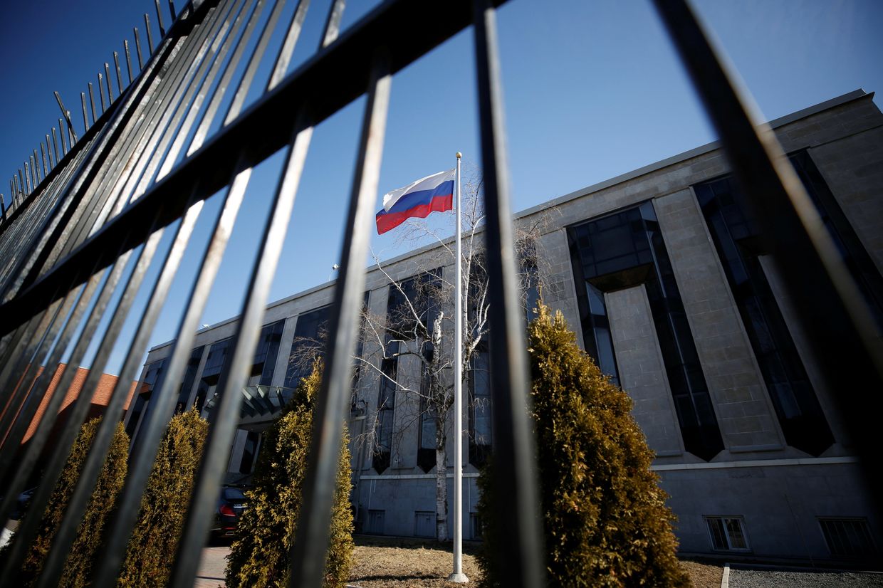 Флаг РФ на территории посольства России в Оттаве, Канада Флаг РФ на территории посольства России в Оттаве, Канада