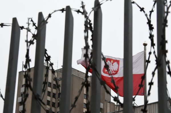 Флаг Польши на территории посольства Польши в Москве Флаг Польши на территории посольства Польши в Москве
