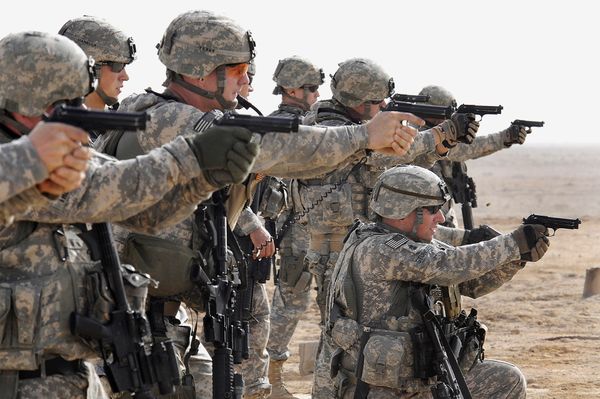 Американские военные во время тактических учений в Басре, Ирак