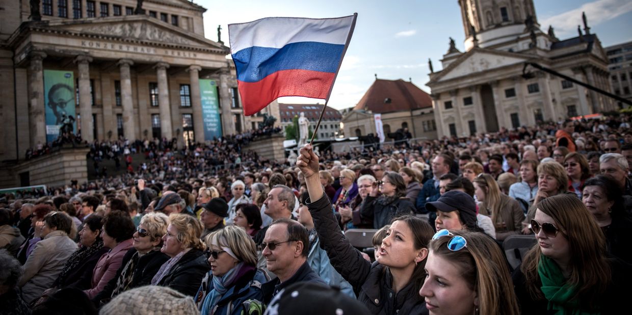 Посетители концерта Песни Победы на площади Жандарменмаркт в центре Берлина